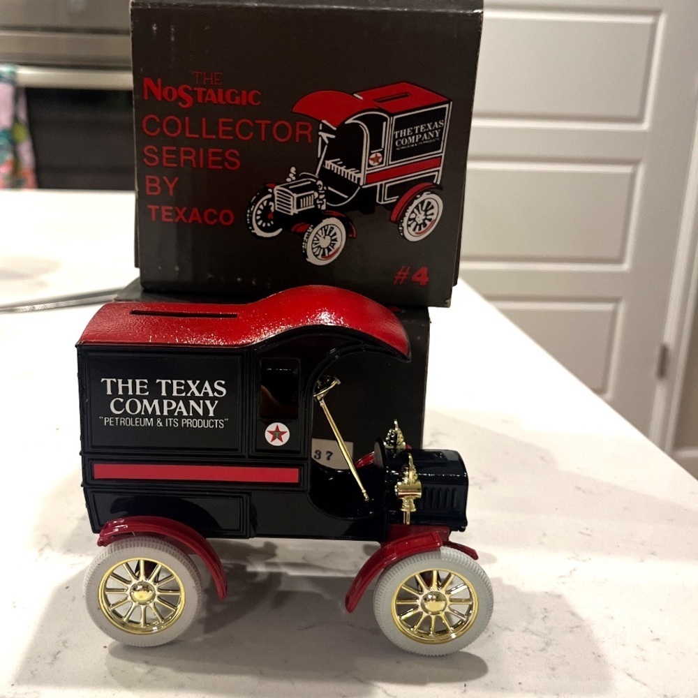 The Texas Company Replica 1905 Ford’s First Delivery Car #3207 The ERTL Co. Bank